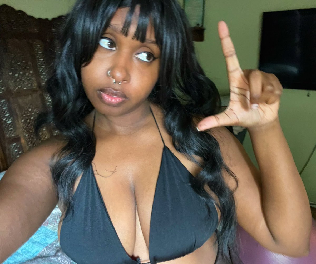 YouNeedIvie's tweet photo. you’ve been waiting all week to approach me and today is finally the day you do <3 don’t be scared… im not going to hurt you… just your wallet :) https://t.co/XbzN3aWKqY