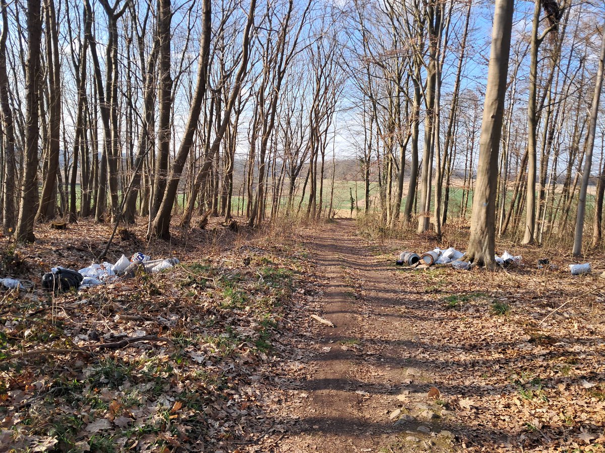 VanhoofHans's tweet photo. Dan ben je op een zonnige zondagmiddag op wandel in #Meerbeek op weg naar de #BrabantseWouden, kom je dit tegen ...
#kortenberg #MaandvandeNetheid #crapuul #crimineel https://t.co/pty1dTM0xv