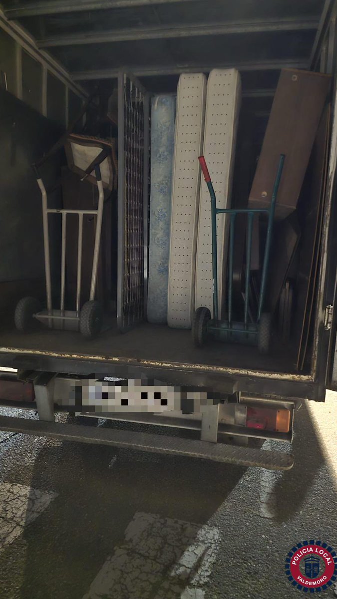 policiavaldmoro's tweet photo. 📆 #SábadoTarde
📍 #Amarguilla
Procedemos a la denuncia de tres personas por realizar vertidos en el polígono industrial #Valmor
Estos depositaron en vía pública enseres varios (muebles), siendo sorprendidos por nuestros agentes.
#AsíNo
Por un #ValdemoroLimpio https://t.co/veZ2lRc87w
