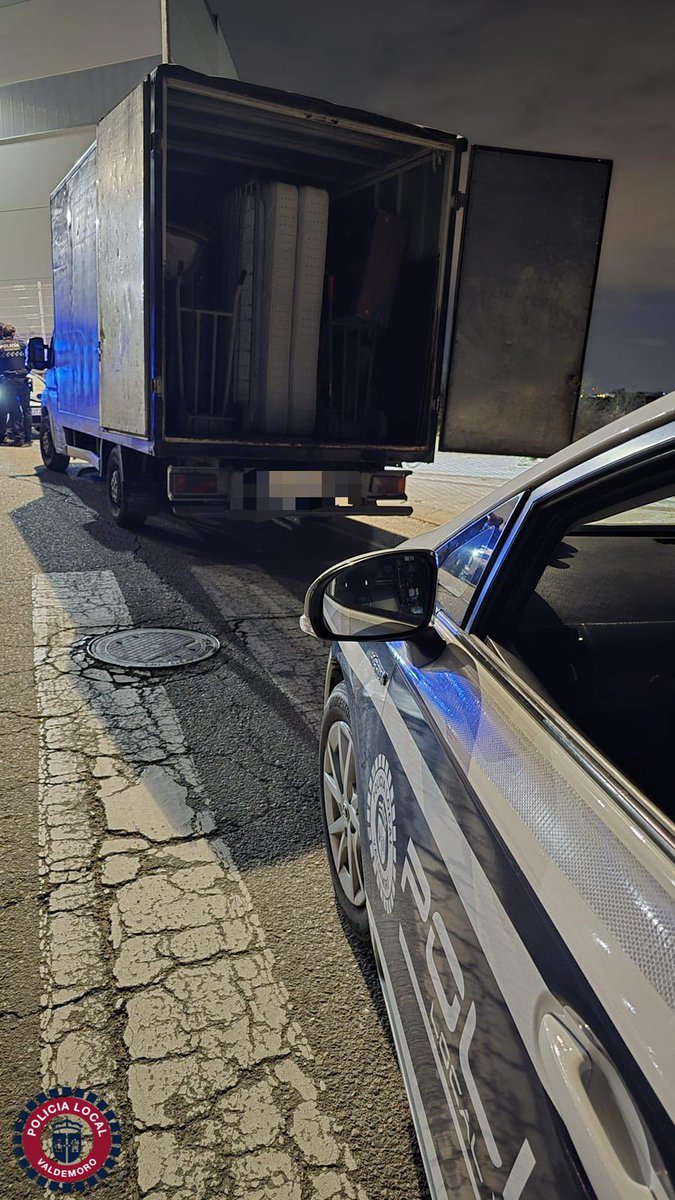 policiavaldmoro's tweet photo. 📆 #SábadoTarde
📍 #Amarguilla
Procedemos a la denuncia de tres personas por realizar vertidos en el polígono industrial #Valmor
Estos depositaron en vía pública enseres varios (muebles), siendo sorprendidos por nuestros agentes.
#AsíNo
Por un #ValdemoroLimpio https://t.co/veZ2lRc87w