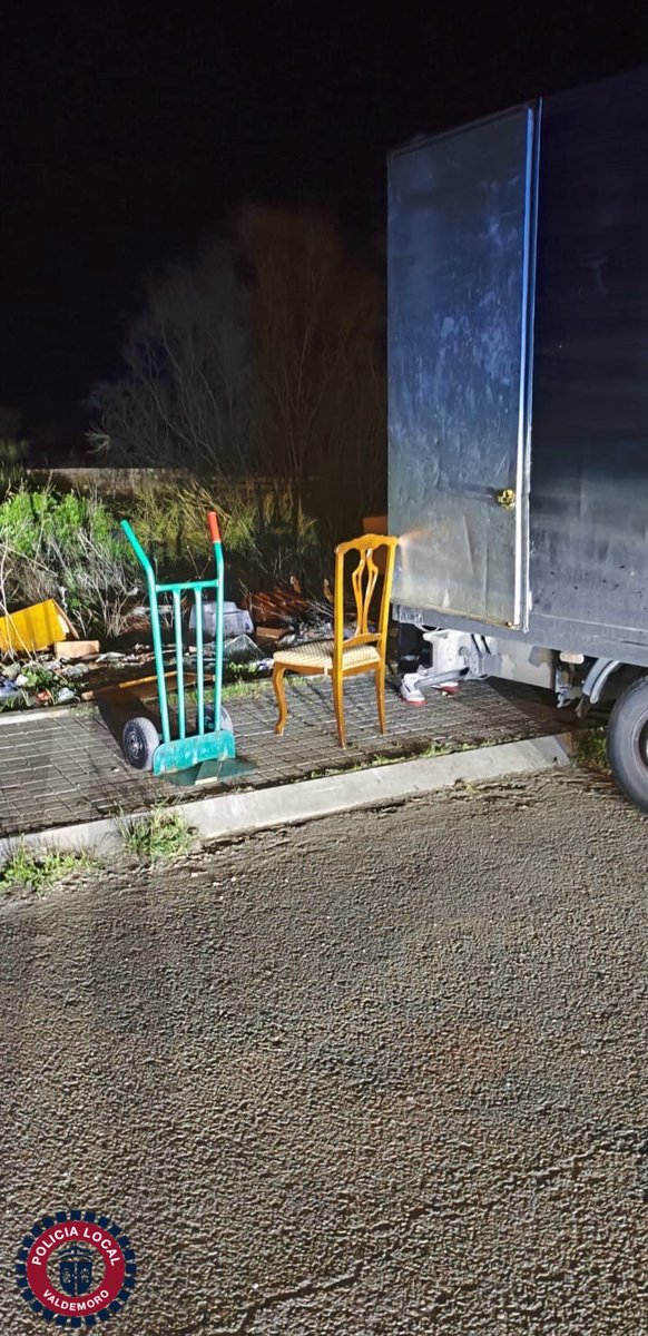 policiavaldmoro's tweet photo. 📆 #SábadoTarde
📍 #Amarguilla
Procedemos a la denuncia de tres personas por realizar vertidos en el polígono industrial #Valmor
Estos depositaron en vía pública enseres varios (muebles), siendo sorprendidos por nuestros agentes.
#AsíNo
Por un #ValdemoroLimpio https://t.co/veZ2lRc87w
