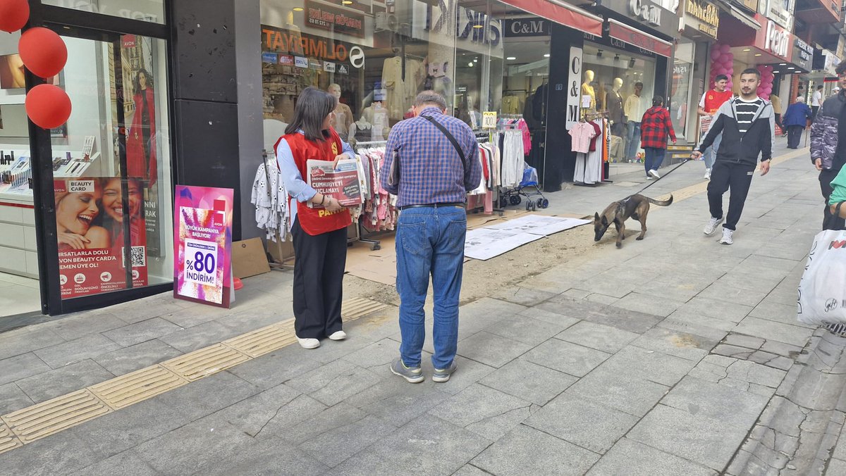 Giresuntkg's tweet photo. 🚩Giresun'da Boyun Eğme gazetesiyle Gazi Caddesi'ndeydik.

📣Emekçi halkımızın sesini kentimizin meydanlarına taşımaya devam edeceğiz!

@GiresunTKP https://t.co/VCVbdy9Gvc