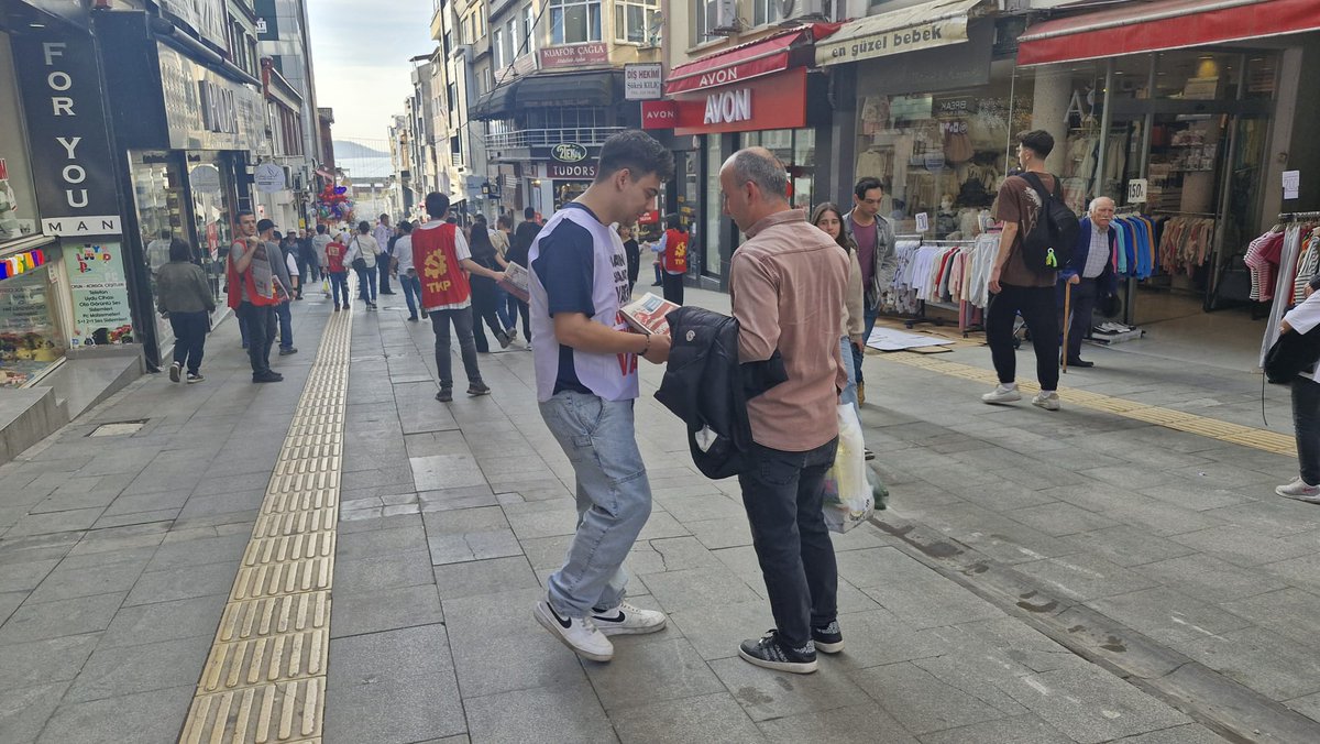 Giresuntkg's tweet photo. 🚩Giresun'da Boyun Eğme gazetesiyle Gazi Caddesi'ndeydik.

📣Emekçi halkımızın sesini kentimizin meydanlarına taşımaya devam edeceğiz!

@GiresunTKP https://t.co/VCVbdy9Gvc