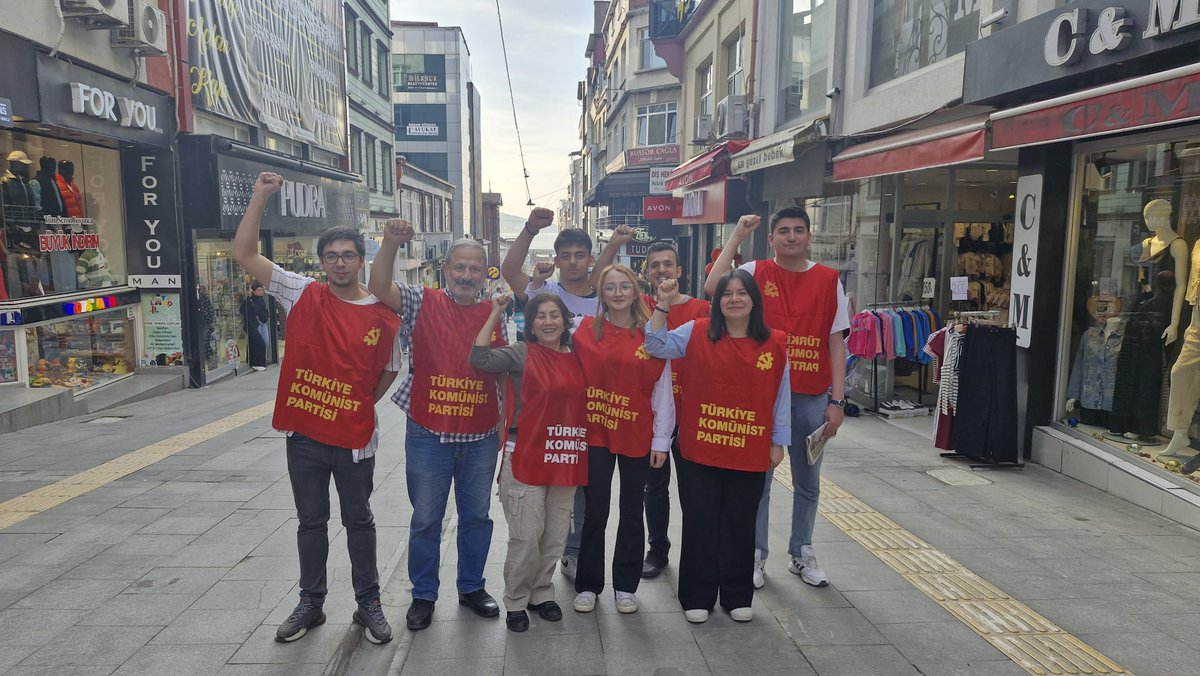 Giresuntkg's tweet photo. 🚩Giresun'da Boyun Eğme gazetesiyle Gazi Caddesi'ndeydik.

📣Emekçi halkımızın sesini kentimizin meydanlarına taşımaya devam edeceğiz!

@GiresunTKP https://t.co/VCVbdy9Gvc