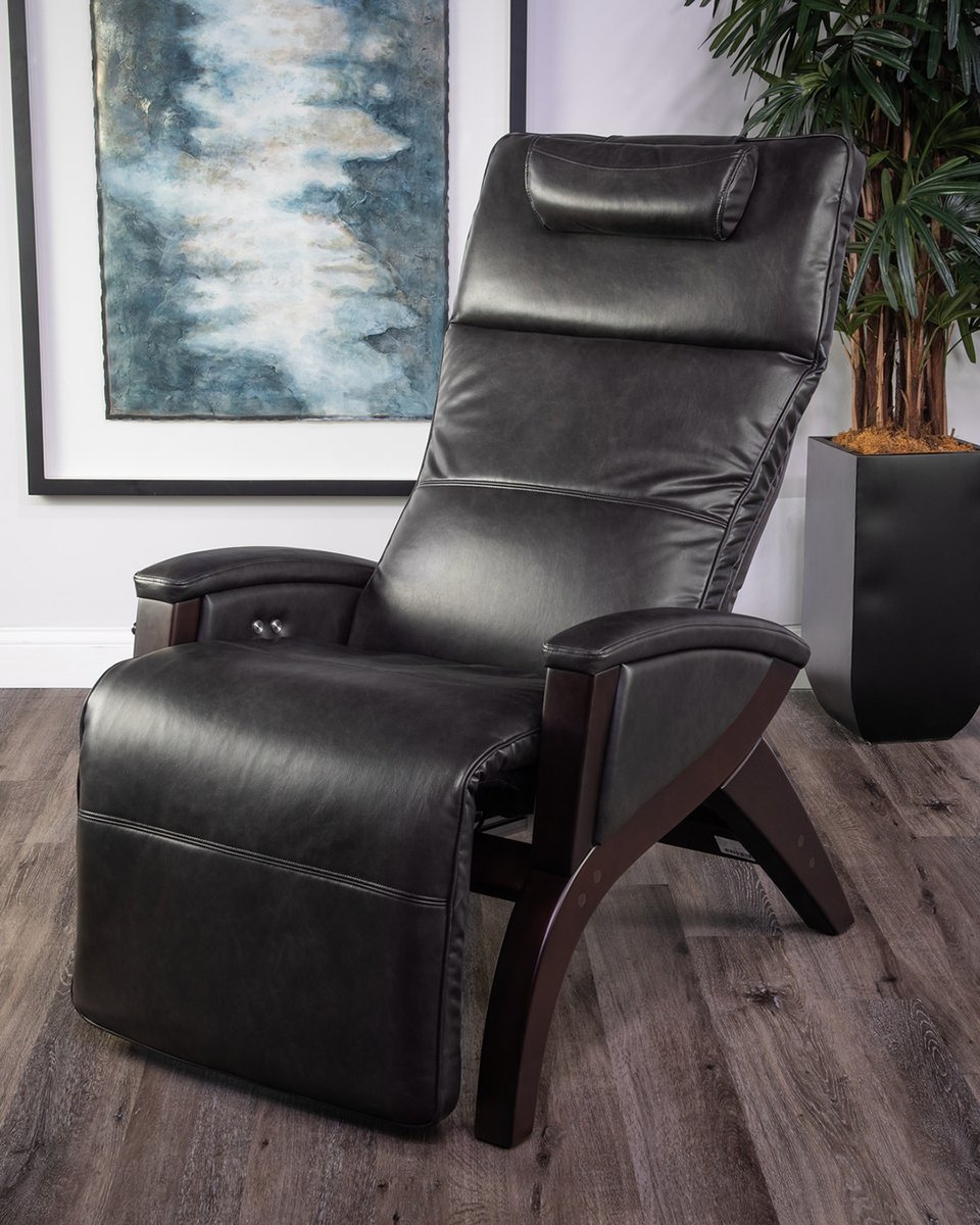 Gabberts's tweet image. A big game requires a big screen - and the perfect power recliner. 🏀👏 Shop the Svago Spring Sale for up to $500 off select recliners. See store for details. 
bit.ly/4ifApPn
#gabberts #gabbertsfurniture #interiordesign #svago #basketball #marchmadness