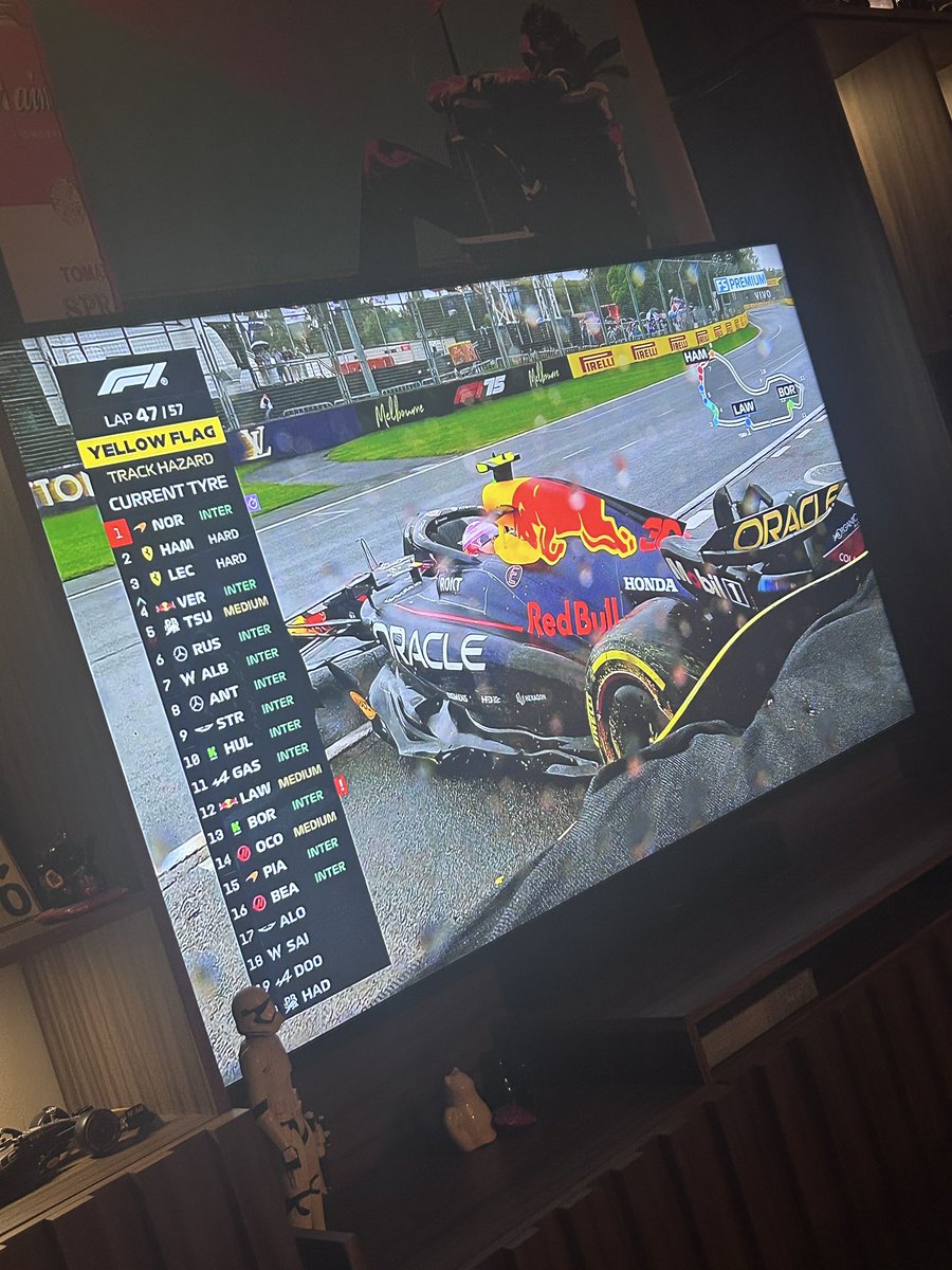 _MRBRlGHTSlDE's tweet photo. @checocrispis #AustraliaGP @LiamLawson30 ya nos dejó claro que el no viene a hacer amigos ,ni….a terminar Qualys,ni hacer puntos y mucho menos a terminar carreras #Slowson #Clownson 🤡 vengo por el campeonato de constructores decía //tres doritos después @redbullracing #HelmutRacist https://t.co/fUDLyNOco1