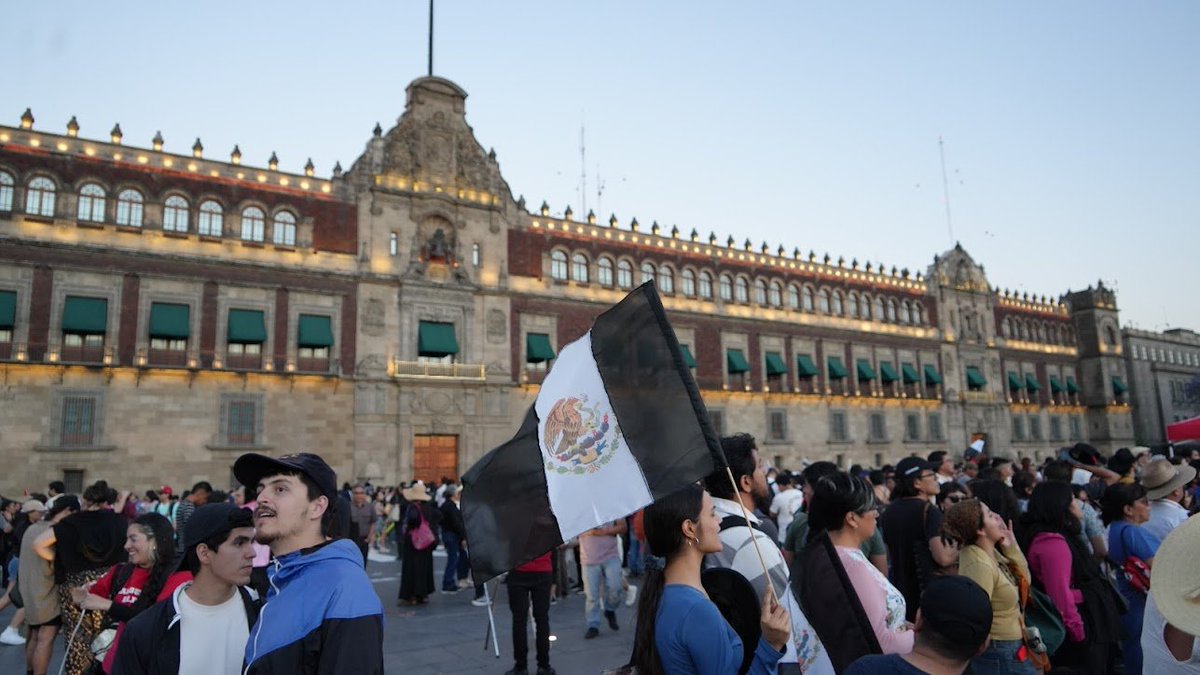 borisosman's tweet photo. No me había esperado ver un acto ecuménico del tipo que vi. Yo había visto antes combinaciones de oraciones evangélicas y rezos católicos, pero esta vez vi que a ello se agregaron actos de religiones no cristianas. El dolor era tan grande entre los padres de familia, que esas discrepancias religiosas se hicieron irrelevantes: Todos se unieron. Había por igual gente de 60 o 50 años, que adolescentes y jóvenes de 20.