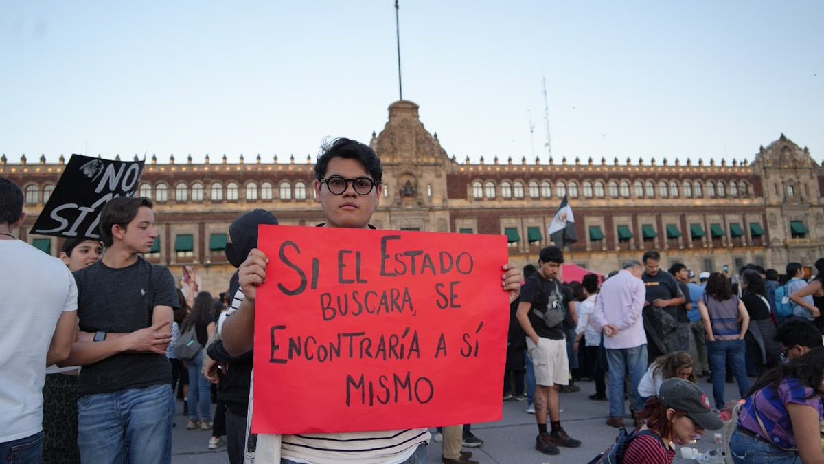 borisosman's tweet photo. Muchos llevaron rótulos diversos para expresar unos su reclamo y otros, su dolor. Me dio mucha tristeza leer el de una familia cuya hija se dedicaba a cultivar flores, y sus padres ya no la verán. https://t.co/YVZJUIOdij
