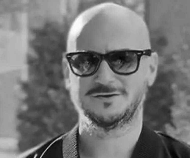 sasaT77's tweet photo. Andrej Georgieski (19.02.1982-16.03.2025) pevač popularne Makedonske grupe DNK nastradao je noćas u požaru u diskoteci u Kočanima. Prema izjavama očevidaca Andrej je uspeo da izadje iz diskoteke kada je krenuo požar ali se vratio da spašava decu.

Neka ga Andjeli čuvaju. 🙏💔 https://t.co/4zrTO6lUuH