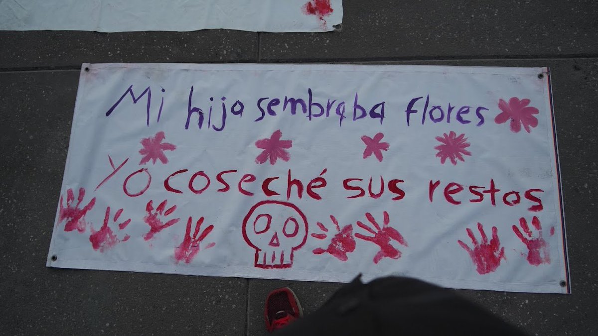 borisosman's tweet photo. Muchos llevaron rótulos diversos para expresar unos su reclamo y otros, su dolor. Me dio mucha tristeza leer el de una familia cuya hija se dedicaba a cultivar flores, y sus padres ya no la verán. https://t.co/YVZJUIOdij
