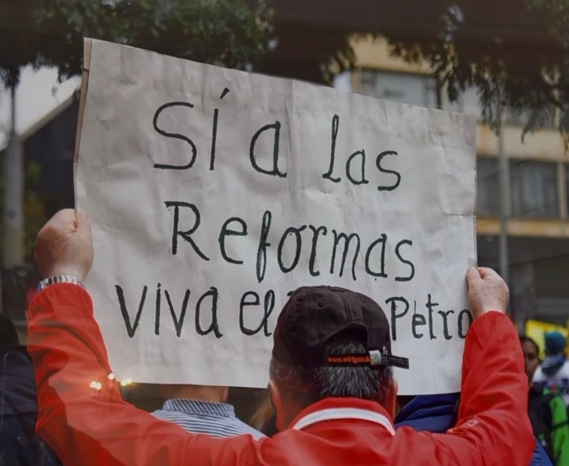 Donka_At's tweet photo. Vamos #ALasCallesEste18 para defender nuestro mandato: Reformas sociales que garanticen estabilidad, salarios justos y dignidad para las familias trabajadoras. Si las élites las frenan, chantajean al gobierno y negocian con nuestra dignidad; vamos a reaccionar!! 

Este #18M el pueblo responde con organización y movilización. Nos tomamos calles, plazas y veredas para exigir que la democracia sea nuestra. 
Vamos con fuerza!!  

#ConsultaPopularYa
