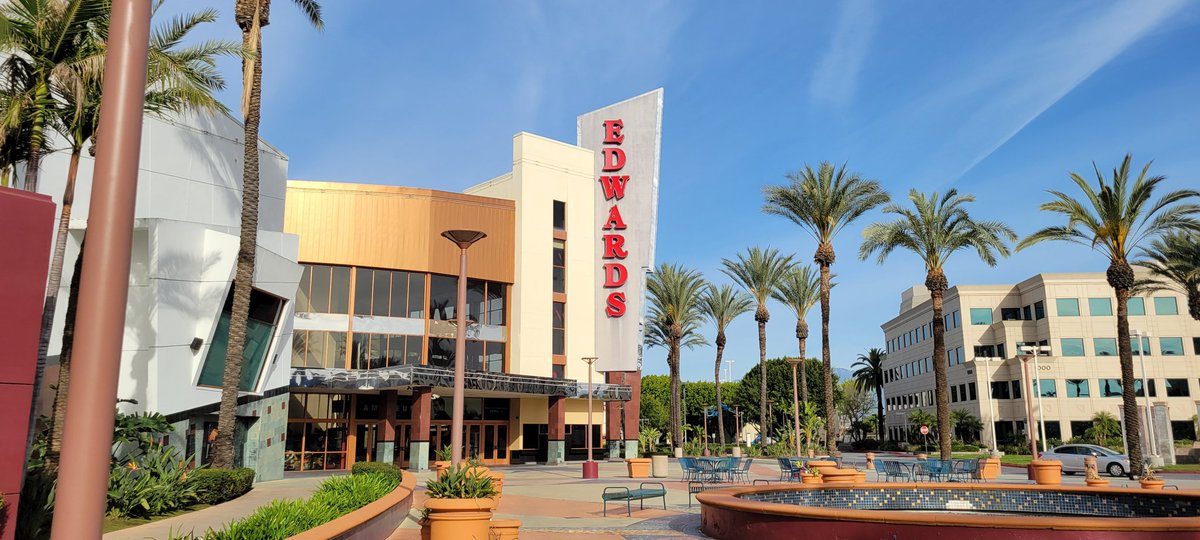 Disneyfan9523's tweet photo. I'm Here At The Regal Edwards West Covina Theatre In West Covina Getting Ready To See The Day The Earth Blew Up A Looney Tunes Movie. #Regal #RegalCinemas #TheDayTheEarthBlewUpALooneyTunesMovie #TheDayTheEarthBlewUp #LooneyTunes #DaffyDuck #PorkyPig #WarnerBrothersAnimation https://t.co/z26LY8f3fH