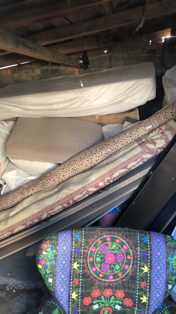 Malum ramazan ayındayız ev sahibi tahadütname ve mahkeme kararı ile hesabıma bloke koyup dışarı attı bu mübarek ayda suan arkadaşın gecekondu kömürlükte koyduk eşyaları çok darda kaldım hesabıma bloke koydu ne yapacağımı bilmiyorum 😔😔