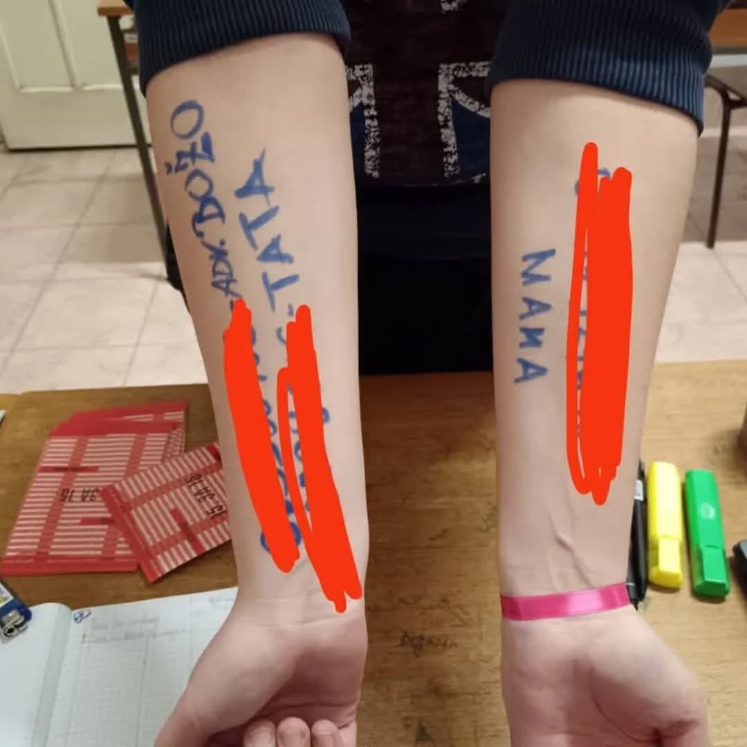 Njihovi “studenti” sede u brlogu, uzimaju novac za obmanjivanje gradjana, dok ih čuva policija, naši pišu brojeve telefona roditelja po telu.
Zatrlo vam se sve do 9.kolena!