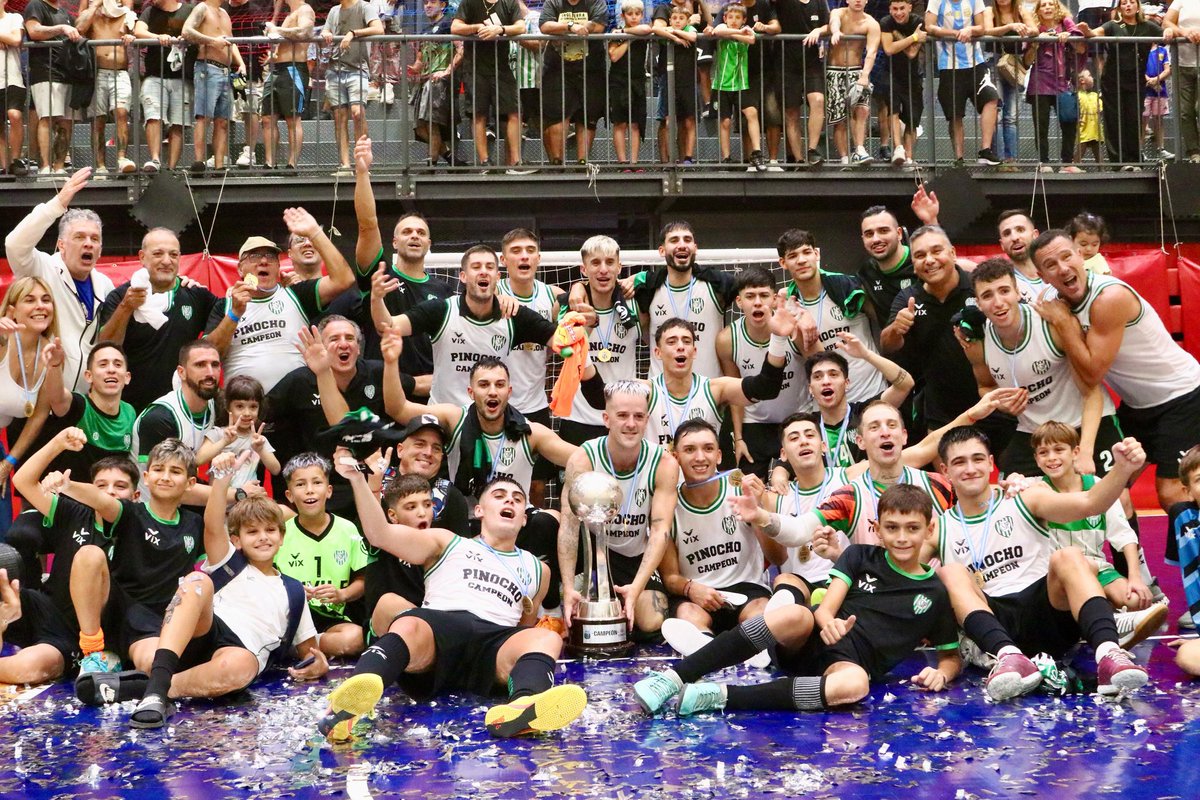 pasionfutsal_'s tweet photo. #LNFA🇦🇷 | @PinochoFutsalOf le ganó 5-1 a Barracas Central en la cancha de San Lorenzo y se consagró campeón de la Liga Nacional. 
Los goles los marcaron Legal, @leollermanos, @Bauticaso, Juan Montero y @bsteccato. Valdebenito había descontado para el Guapo. 

📷 AFA https://t.co/zT3VKnKMEM