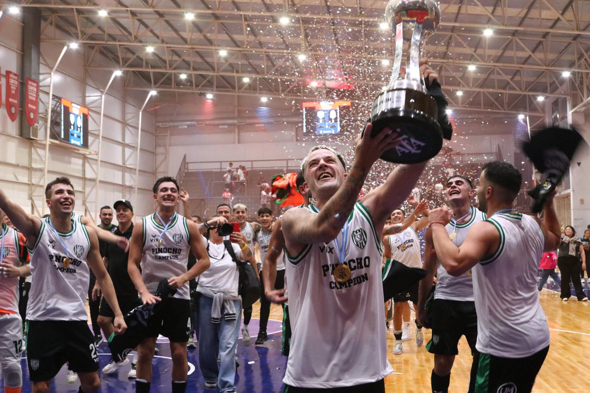 pasionfutsal_'s tweet photo. #LNFA🇦🇷 | @PinochoFutsalOf le ganó 5-1 a Barracas Central en la cancha de San Lorenzo y se consagró campeón de la Liga Nacional. 
Los goles los marcaron Legal, @leollermanos, @Bauticaso, Juan Montero y @bsteccato. Valdebenito había descontado para el Guapo. 

📷 AFA https://t.co/zT3VKnKMEM