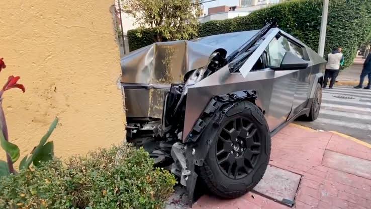 antorkp's tweet photo. @elonmusk en una calle de CDMX https://t.co/ddIhIjFbaA