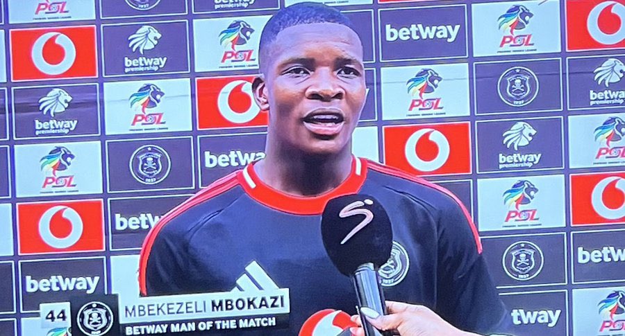 Nkosenh18538169's tweet photo. #OrlandoPirates
Mbokazi 🎤: When I felt bored in the Match I pass the ball to Ribeiro then I take it back. https://t.co/NotPDWaQlQ
