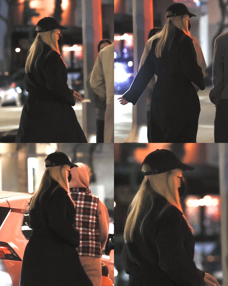 rosesforwIne's tweet photo. Adele on her way to the studio ikr https://t.co/ntizwacQGM