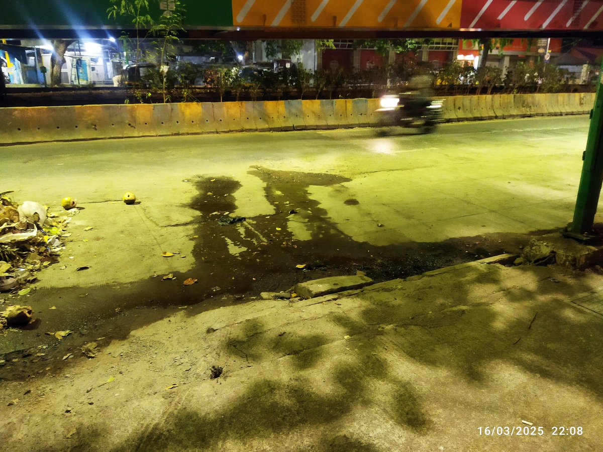 dharamendranar1's tweet photo. @TMCaTweetAway Location: opposite Babubhai petrol pump, in front of MTNL gate, Uthalsar area Thane, garbage not cleared for last 4 days. Leakage of water also not repaired despite complaining for last 3 months. @BJP4India @CMOMaharashtra @Dev_Fadnavis @MoHFW_INDIA @moefcc @SwachhBharatGov pl c https://t.co/bHYyez7VrO