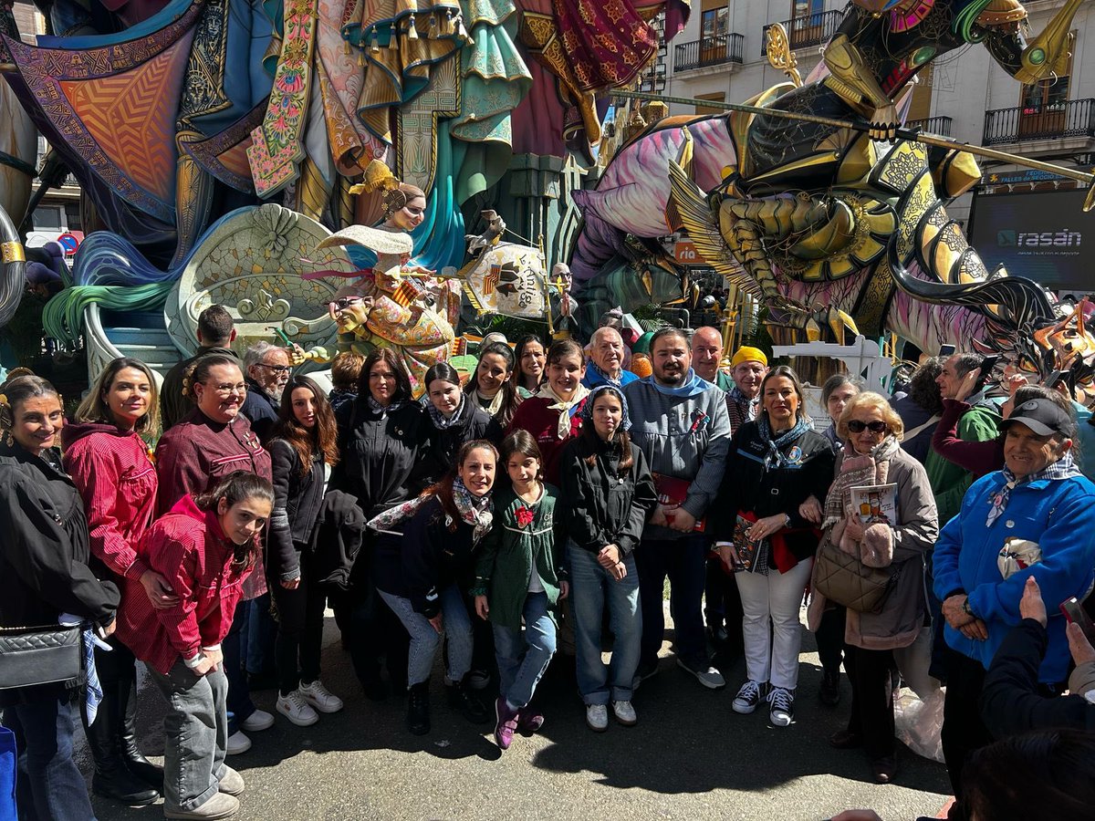 GVAGovernObert's tweet photo. Los y las representantes de los #CEVEX realizan un recorrido por los monumentos falleros, acompañados del DG de Transparencia y Participación, @JoseSTarrega, disfrutando del espíritu de las #Fallas25🎆🔥 https://t.co/wznClYJ1K2