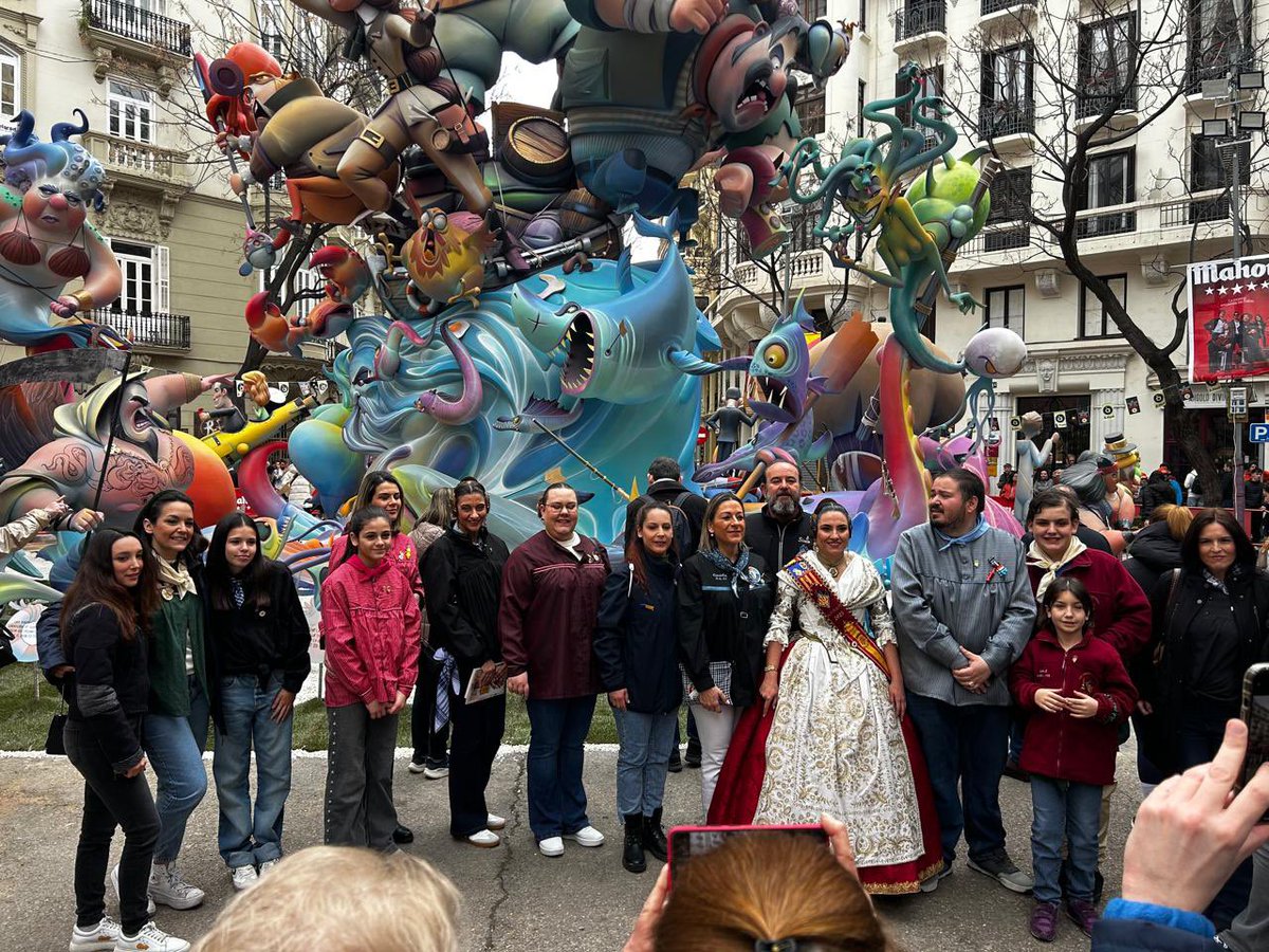 GVAGovernObert's tweet photo. Los y las representantes de los #CEVEX realizan un recorrido por los monumentos falleros, acompañados del DG de Transparencia y Participación, @JoseSTarrega, disfrutando del espíritu de las #Fallas25🎆🔥 https://t.co/wznClYJ1K2