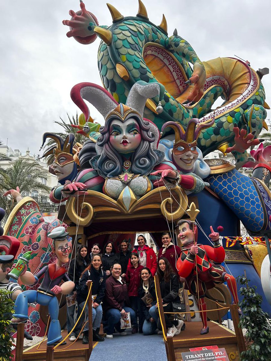 Los y las representantes de los #CEVEX realizan un recorrido por los monumentos falleros, acompañados del DG de Transparencia y Participación, <a href="/JoseSTarrega/">José Tarrega</a>, disfrutando del espíritu de las #Fallas25🎆🔥