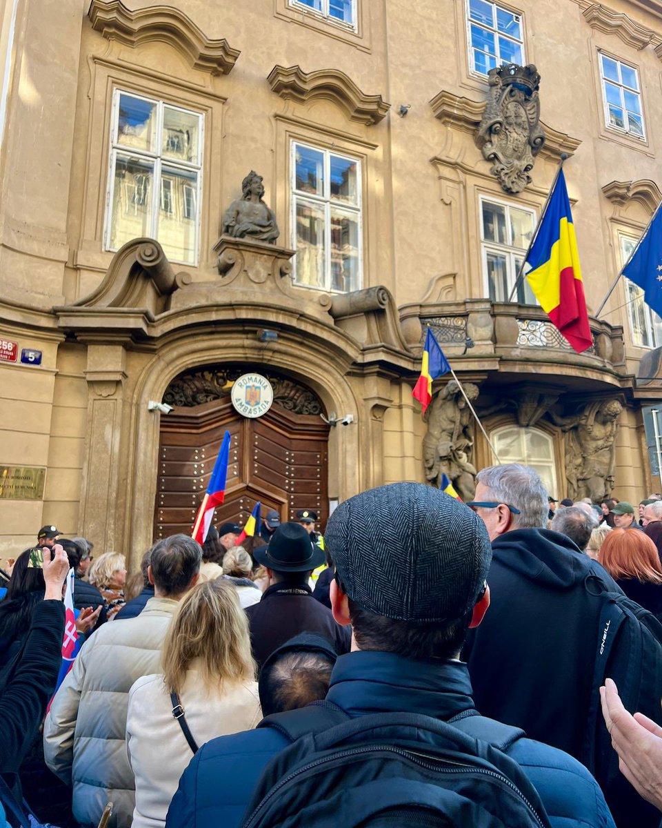 1938: 🇨🇿🤝🇷🇴
1968: 🇨🇿🤝🇷🇴
2025: 🇷🇴🤝🇨🇿?!
Díky Angelika Bazalová a Pavel Šik za akci ✌️