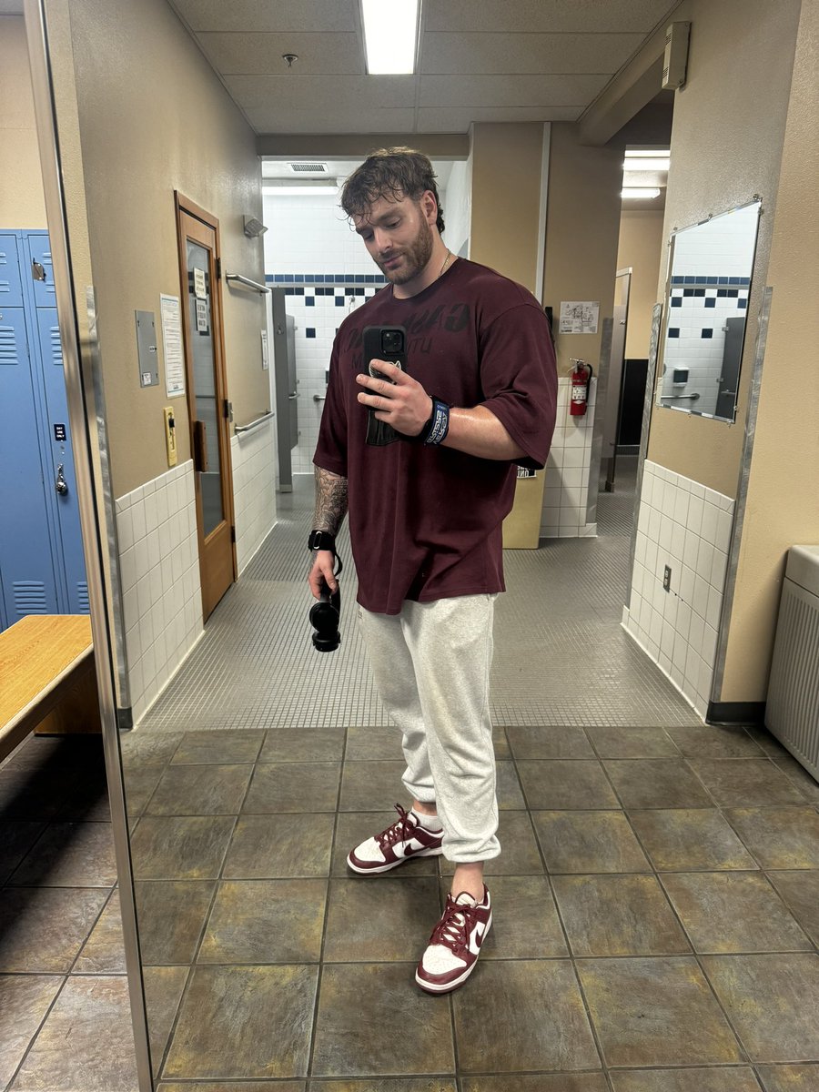 AthleticAlpha's tweet photo. Sweaty gym sesh for daddy 😏 https://t.co/CvGfdv557Z