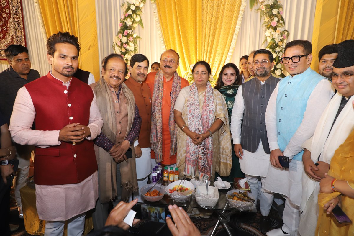भाजपा अल्पसंख्यक मोर्चा (दिल्ली प्रदेश) द्वारा आयोजित ‘दावत-ए-इफ्तार’ कार्यक्रम में सभी भाई-बहनों के साथ मिलकर सौहार्द और एकता का संदेश साझा करने का अवसर मिला।

इस आयोजन में केंद्रीय मंत्री श्री <a href="/KirenRijiju/">Kiren Rijiju</a> जी और कैबिनेट में साथी श्री <a href="/ashishsood_bjp/">Ashish Sood</a> जी भी उपस्थित रहे। हमारी