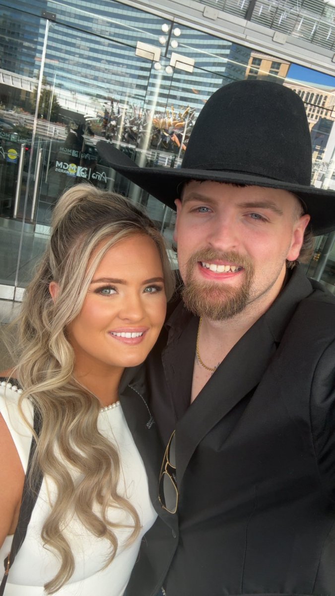 taylorlemoine1's tweet photo. Since twitter (x) is where it all started, I thought I’d share the best day of my life with yall!!! 💗 We got the married by 30 part down! We’ll see about the kids later. https://t.co/cMFYYLQ2eJ