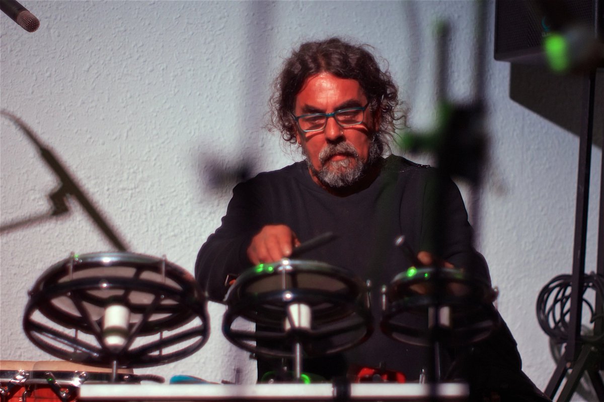 Ens ha deixat en Quicu Samsó, més que un percussionista un personatge clau d’aquesta escena. Membre de Koniec, Moisés Moisés, Obmuz, Setsfree, Macromassa, Aixònoéspànic... Una gran pèrdua per a la música i per a tots els seus amics i familiars, a qui enviem una forta abraçada.