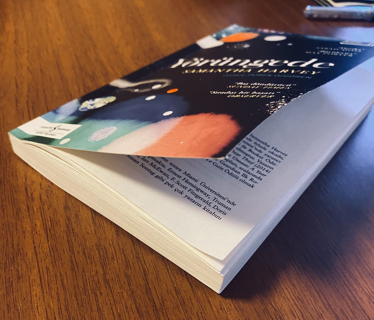 Kitabı bitirmek üzereyim. Çok beğendim ama kitap masanın üzerinde bu hali aldı. Yeni kitaplar aşırı kalitesiz basılıyor. Sıfır kitap şu hale gelmemeli.