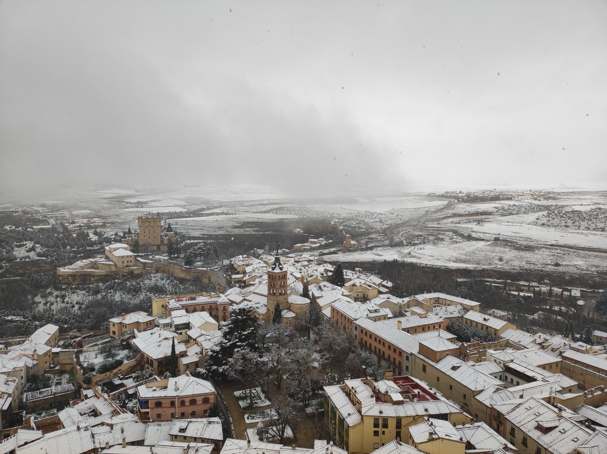 catedralsegovia's tweet photo. Segovia ha despertado con nieve y así lucía ❄️ https://t.co/sdbK2okc97