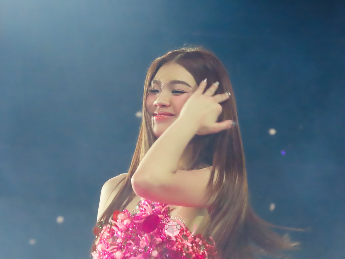 loivereverse's tweet photo. PLS LANG HAHAHSHA NOT THE PRINCESS

You haven’t seen Staku in real life and it shows. Pictures cannot do justice to the totality of her beauty. In other words, hindi kayang icapture ng camera ang kabuoan ng kagandahan niya. Theres a reason why many are converted Stars after GBV🤷‍♀️ https://t.co/vUmvNFQYMz