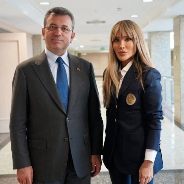 misvakcaps's tweet photo. Seren Serengil, sıvamış 😃

"Hayvanseverler olarak Cumhurbaşkanı adayımız İmamoğlu." https://t.co/D42s52kF87