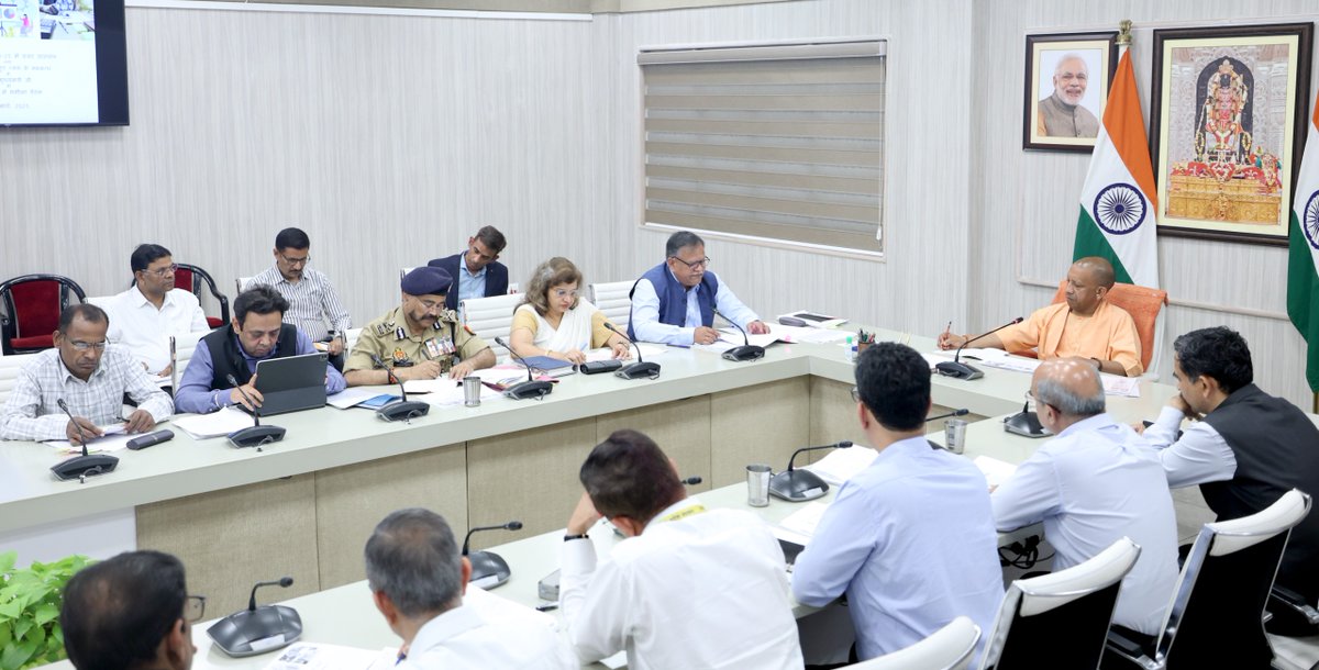 ऊर्जा विभाग के शीर्ष अधिकारी फील्ड में उतरें, सभी डिस्कॉम की नियमित अंतराल पर समीक्षा की जाए।

उपभोक्ताओं से संवाद करें। उनकी व्यवहारिक समस्याओं को सुनें और यथोचित निस्तारण कराएं: मुख्यमंत्री श्री <a href="/myogiadityanath/">Yogi Adityanath</a> जी महाराज