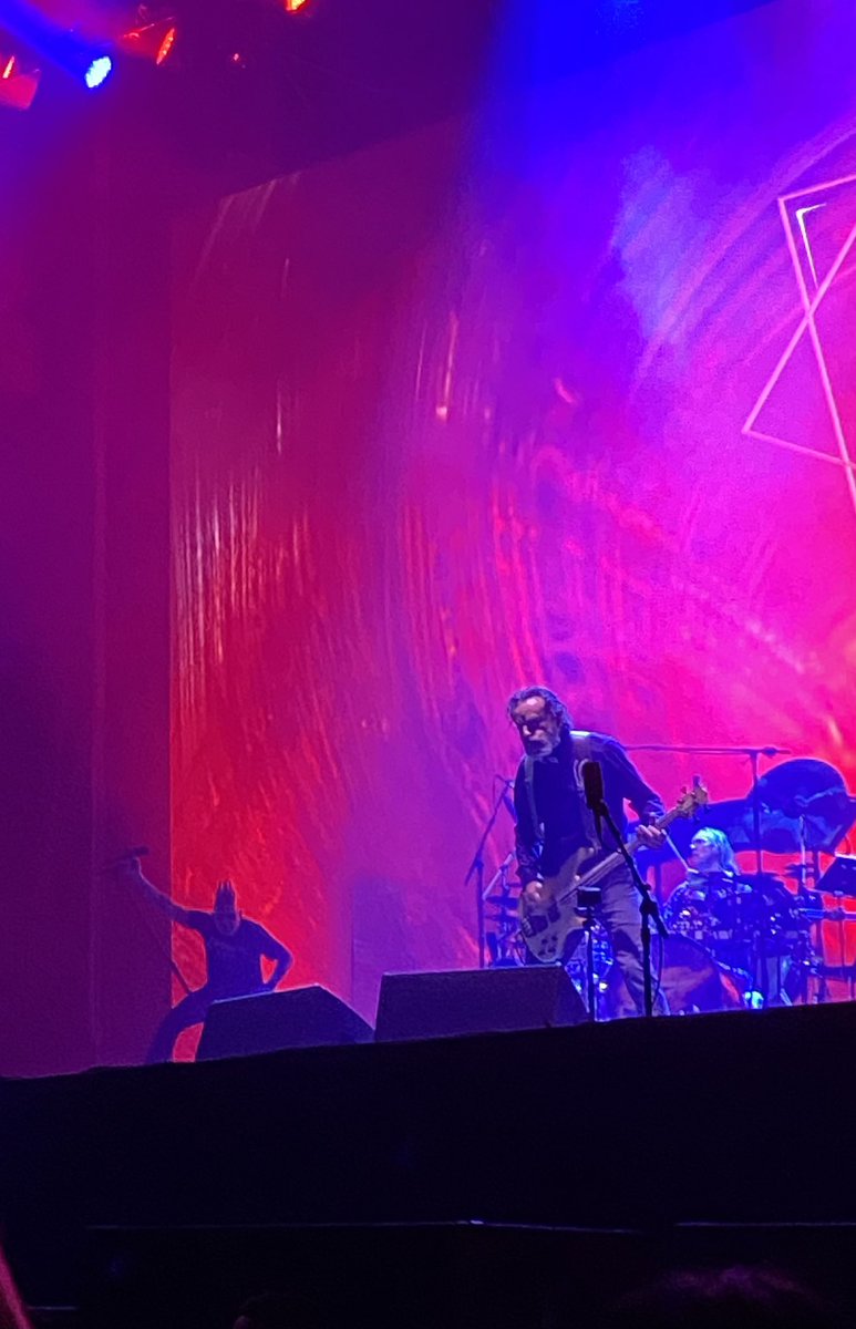 Rodjim8's tweet photo. Jajaja me da risa que Maynard siempre se queda en un rincón monstreando como una criatura de la noche 😆🤘🏻@Tool #ToolCDMX https://t.co/FDbYiSERF1