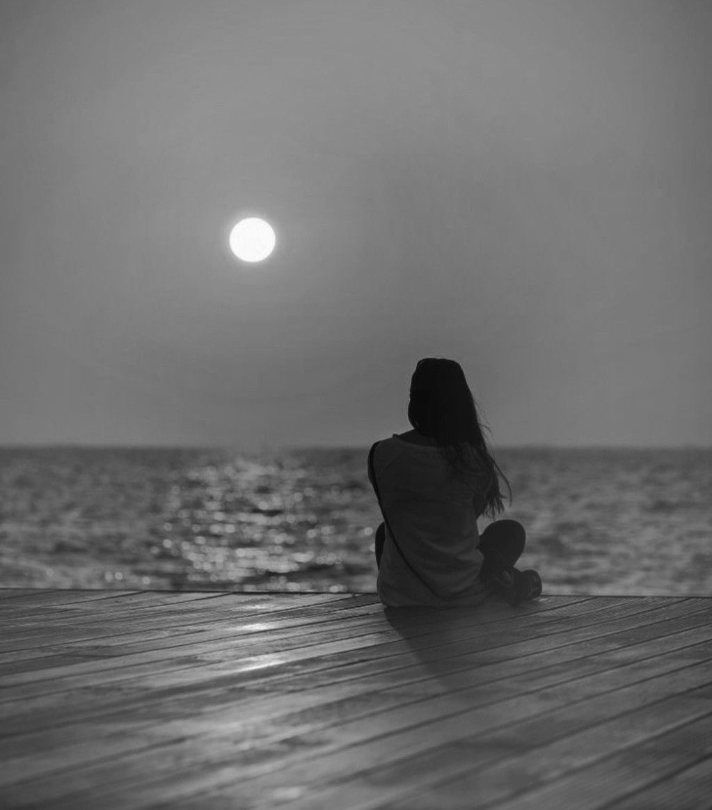 …

Ve adın,
sırılsıklam bir ö z l e m d i r…

Şimdi 
y ü r e ğ i m i n kıyısında…!

…

                                           __♾️__