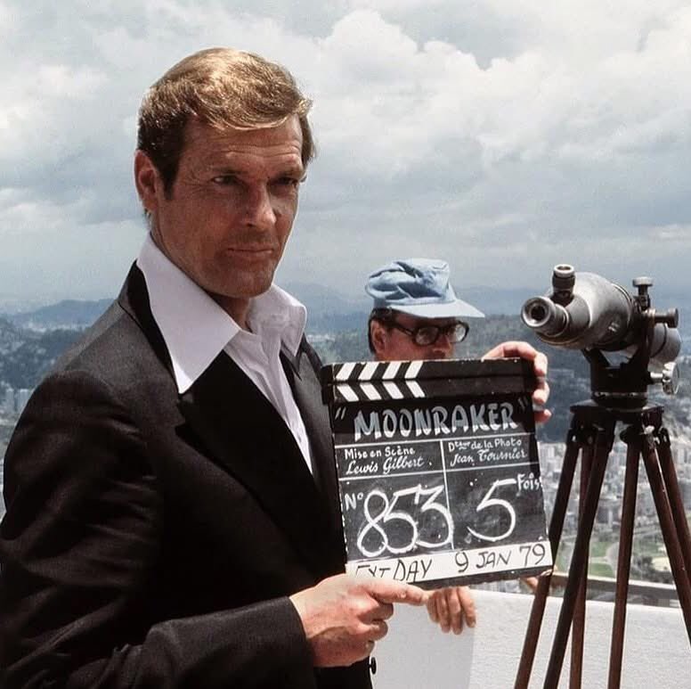 beyondcoolmag's tweet photo. #and #set #haveaniceweekend #fridaymood #rogermoore as #jamesbond #jamesbond007 #onset #actorlife #setphotography #starphotography #filming #makingof #moonraker #cinematography #beyondcoolmag #motion #travel #urban #life https://t.co/epBI2M6qNr