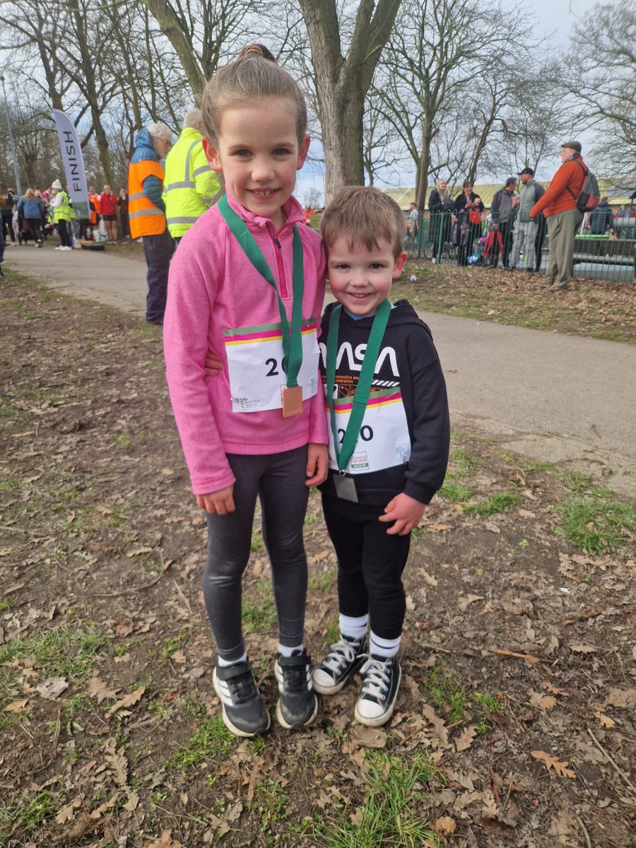 megpearsonx's tweet photo. @OPALG_N2425 @OPALG_2P Ivy &amp; Chester running their 1k for Wakefield Hospice this weekend, both so pleased with themselves 🤩✨ https://t.co/0uWHz5nqCI