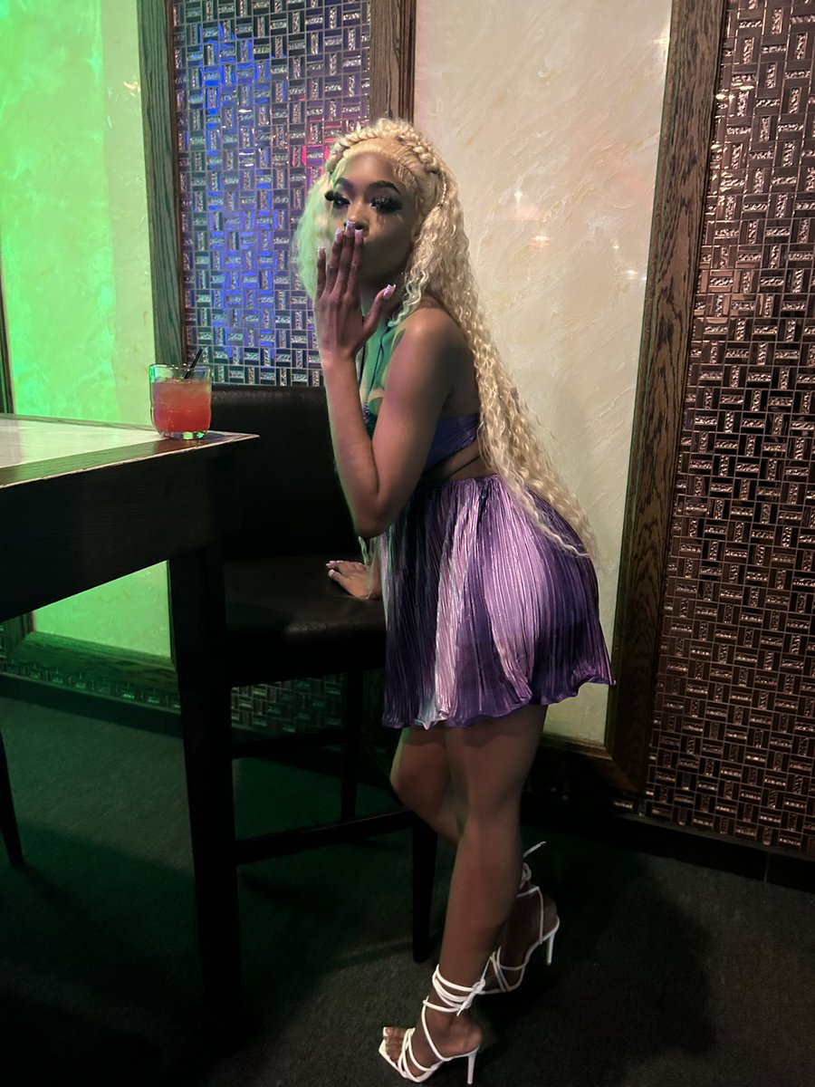 GODDESSBANKZ's tweet photo. I am bigger than the program —- i direct shit 🎂♓️💜🥂.. https://t.co/BLzwCgxbBd