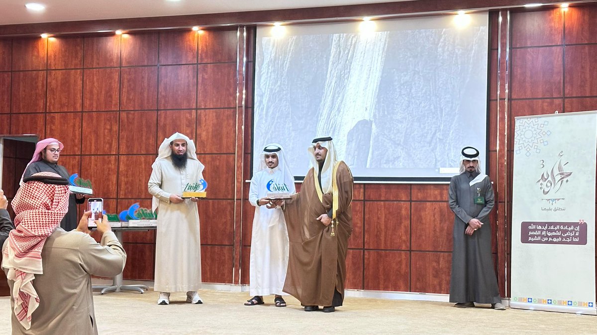 تكريم مدير الجمعية 
وذلك ضمن مشروع متقنون الذي تقيمه جمعية انبثاق الشبابية بالمحافظة للمتميزين في الإدارات الحكومية والقطاع غير الربحي