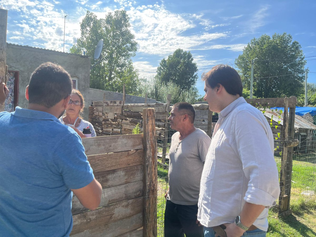 JuanAbdala02's tweet photo. Hoy estuvimos recorriendo el barrio 24 de junio junto a @diegonunezuy. Un claro ejemplo del abandono y desapego de la IMM para con los vecinos. 

Hacen falta inversiones y obras de calidad que le mejoren la vida a la gente. Basta de excusas. Es hora de cambiar. https://t.co/p3KrvkDdUV