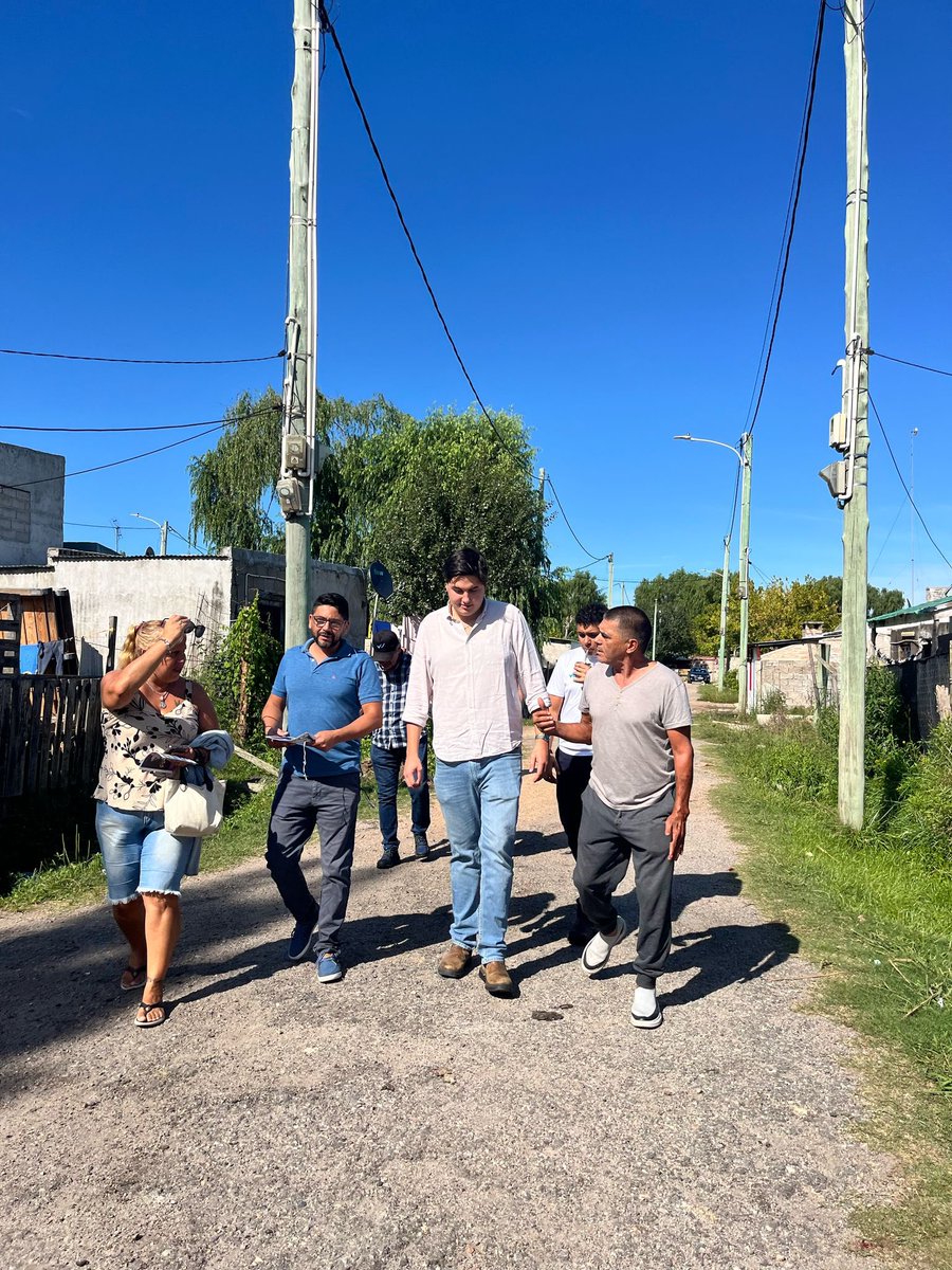 JuanAbdala02's tweet photo. Hoy estuvimos recorriendo el barrio 24 de junio junto a @diegonunezuy. Un claro ejemplo del abandono y desapego de la IMM para con los vecinos. 

Hacen falta inversiones y obras de calidad que le mejoren la vida a la gente. Basta de excusas. Es hora de cambiar. https://t.co/p3KrvkDdUV