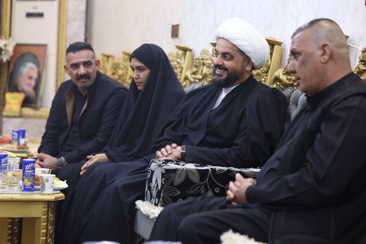 الشيخ الأمين يزور عائلة الشهيد خالد المحياوي ويشيد بتاريخه الجهاديّ في مواجهة الاحتلال 
والإرهاب.

زار الأمين العام لحركة عصائب أهل الحق، سماحة الشيخ قيس الخزعليّ، عائلة الشهيد "خالد عيدان المحياوي" ، وذلك ضمن سلسلة زياراته لعوائل الشهداء خلال شهر رمضان المبارك.
وخلال الزيارة،