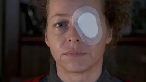 No son hechos aislados. Son fuerzas de seguridad repletas de fascistas y dirigidas por la derecha a uno y otro lado del océano (Convergencia en Catalunya; Milei en Argentina). Aquí, Ester Quintana como ejemplo. En Argentina, Jonatan. Pero son solo dos ejemplos entre decenas.