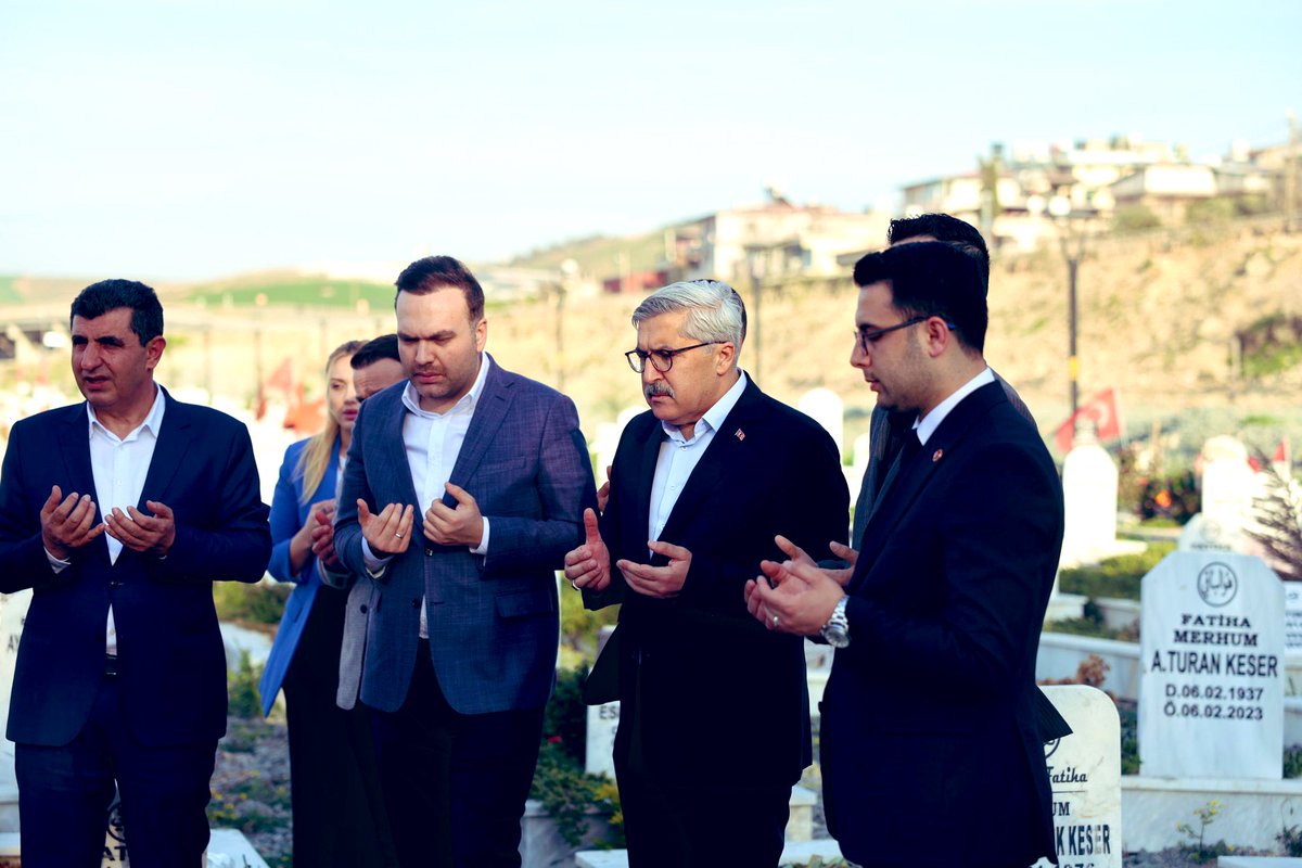 📍Hatay 🇹🇷

AK Parti Gençlik Kolları Başkanımız <a href="/avyusufibis/">Yusuf İBİŞ</a> beyi, Hatay il başkanımız <a href="/DMustafaErdogan/">Mustafa Erdoğan</a> birlikte misafir ediyoruz. Yaralı Şehrimize ziyareti için teşekkür ederiz 

Değerli Başkanımızla #Hatay Deprem şehitlerimizi ziyaret ederek dualar okuduk. Rabbim mekanlarını