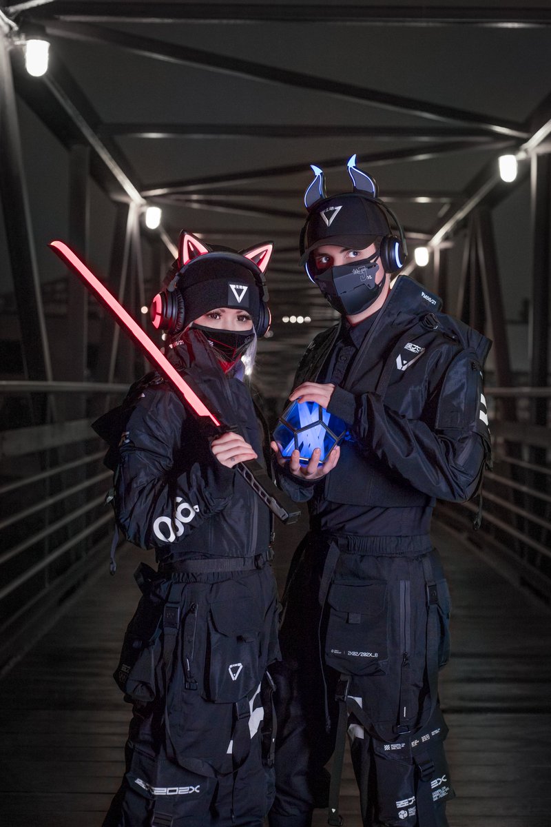 ArcticRev's tweet photo. ネオンシンジケート
- Neon Syndicate -

Some random cyberpunk stuff of my friend and I from awhile back that I finally got around to editing recently.  📷

Left Side: @Emiilee3 
Right Side: Myself https://t.co/AcbcGJ5sax