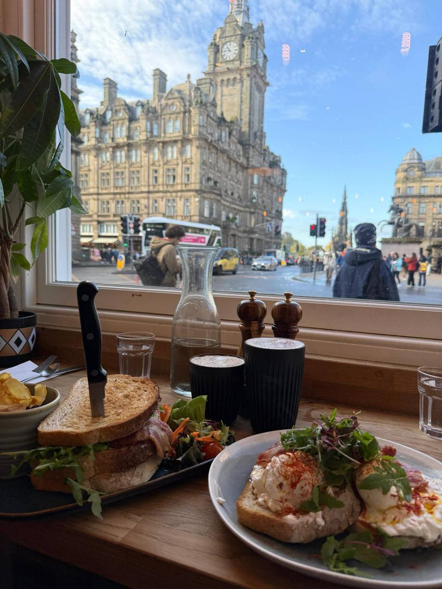 Emilymelhor14's tweet photo. Good food and great sights – what more could you want? #PerfectPai #IconicView #FoodAndViews #CityBreak #ChillMoments https://t.co/gCyYOa3n98